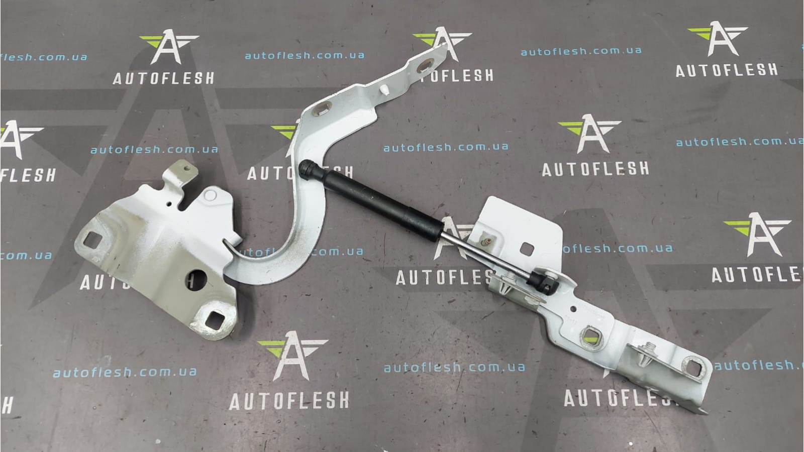 Петля капота левая в сборе 654015966R, 654018609R , 654833942R Renault Zoe рено зое бу